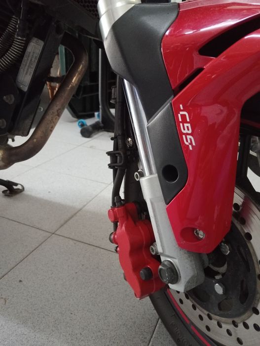 Benelli TNT 125 vermelha