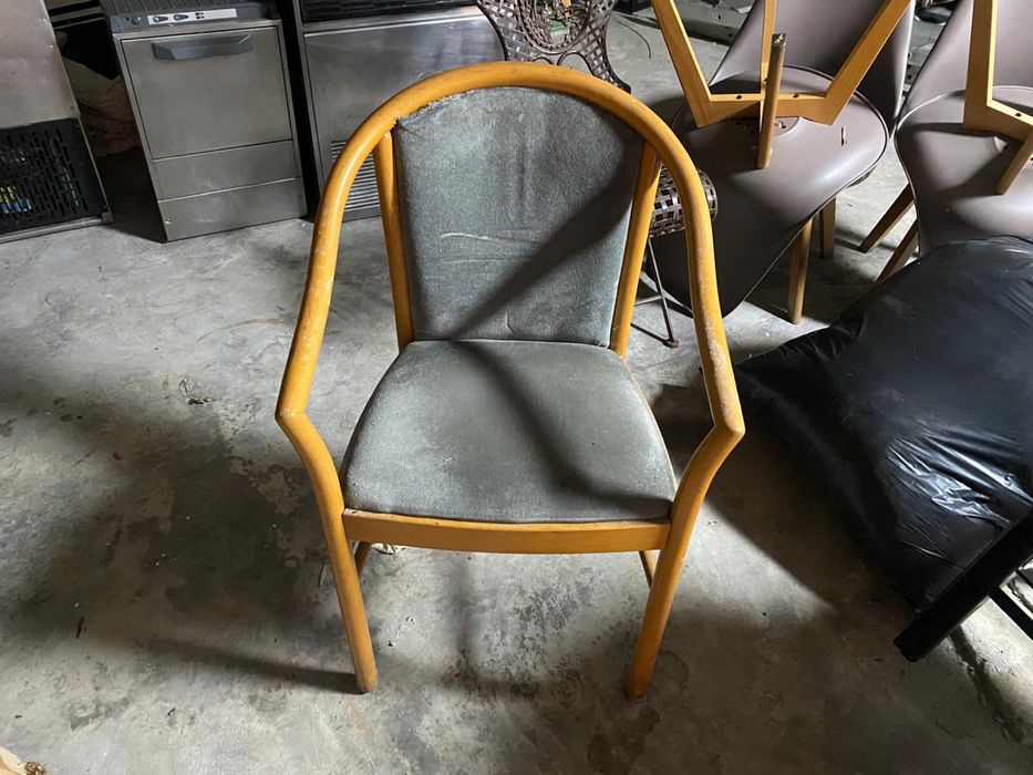 Cadeira em madeira com estofado