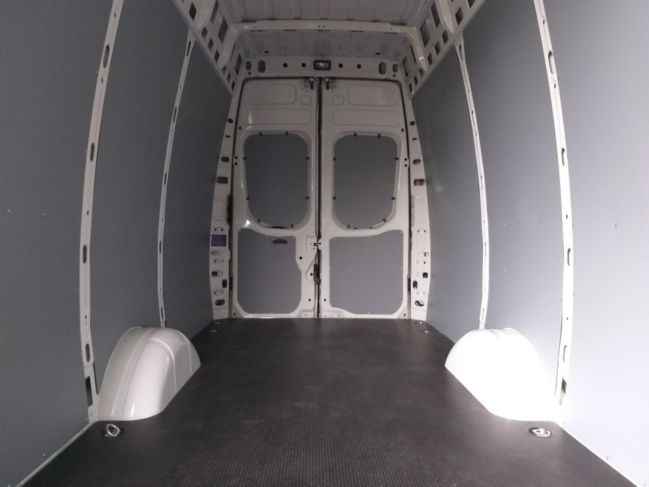 Zabudowy busów, tworzywo sztuczne, plastik ultralekki. Podłoga i boki