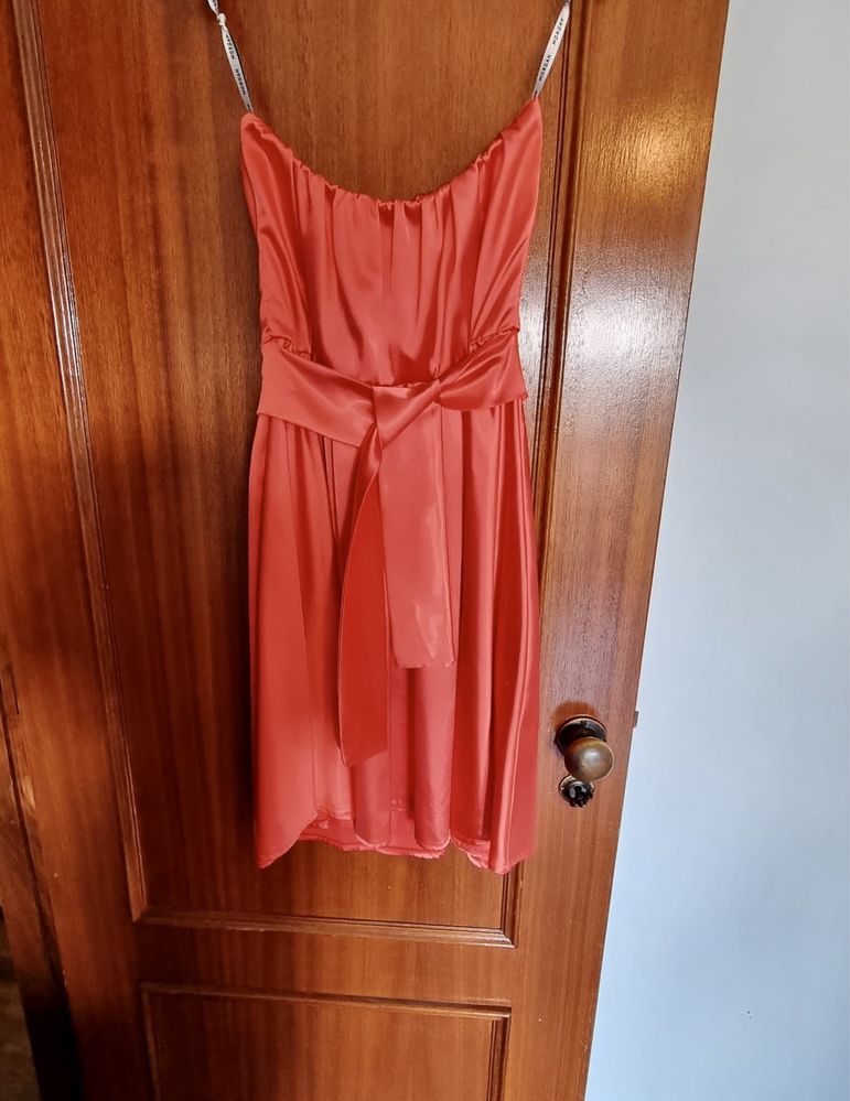 Vestido Morgan cetim coral