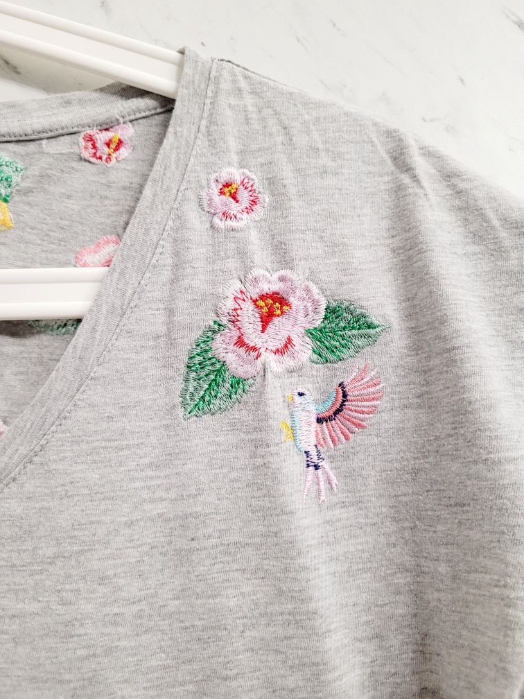 T-shirt basic krótki rękaw z haftem dekolt V