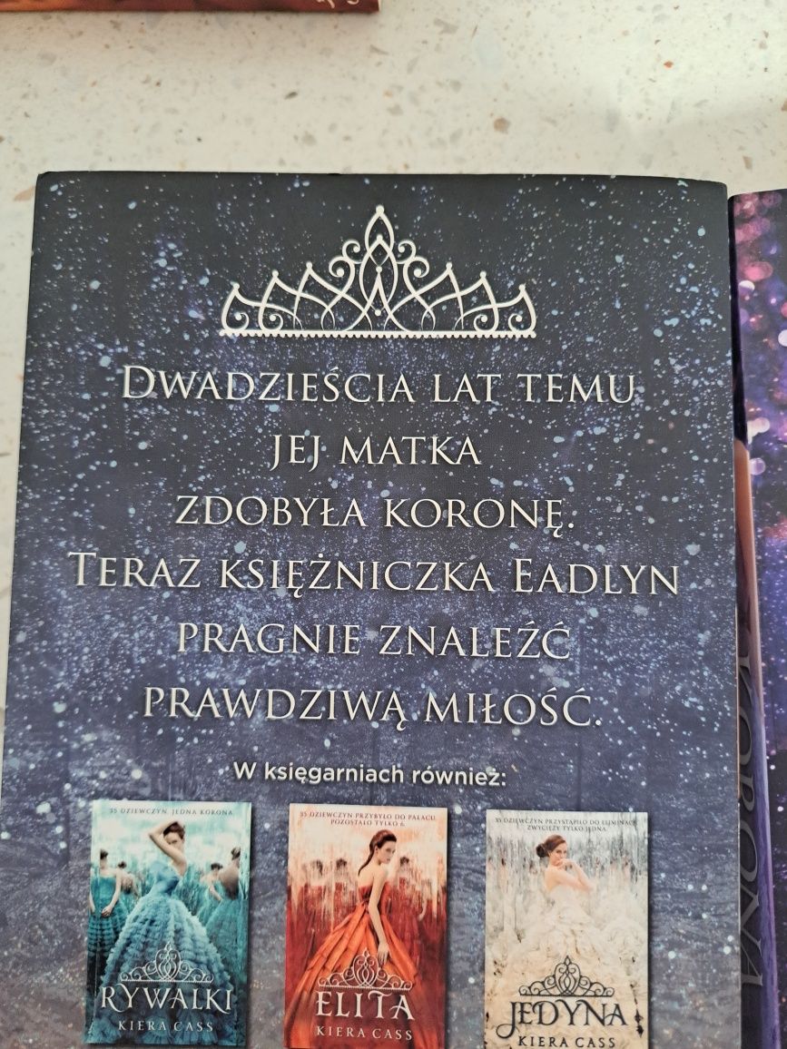 Książki "Nastepczyni" i "Korona" Kiera Cass