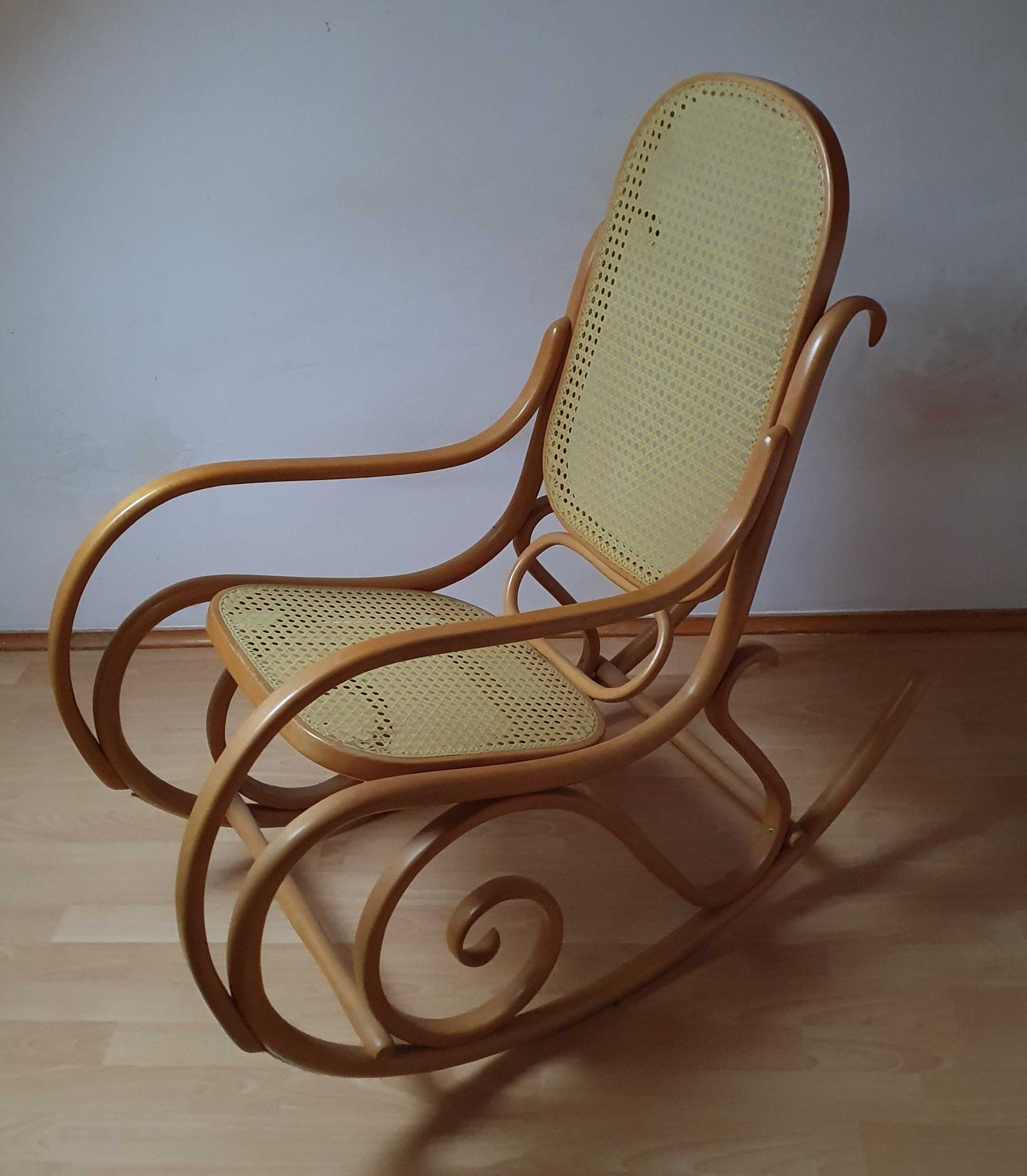 Drewniany fotel bujany