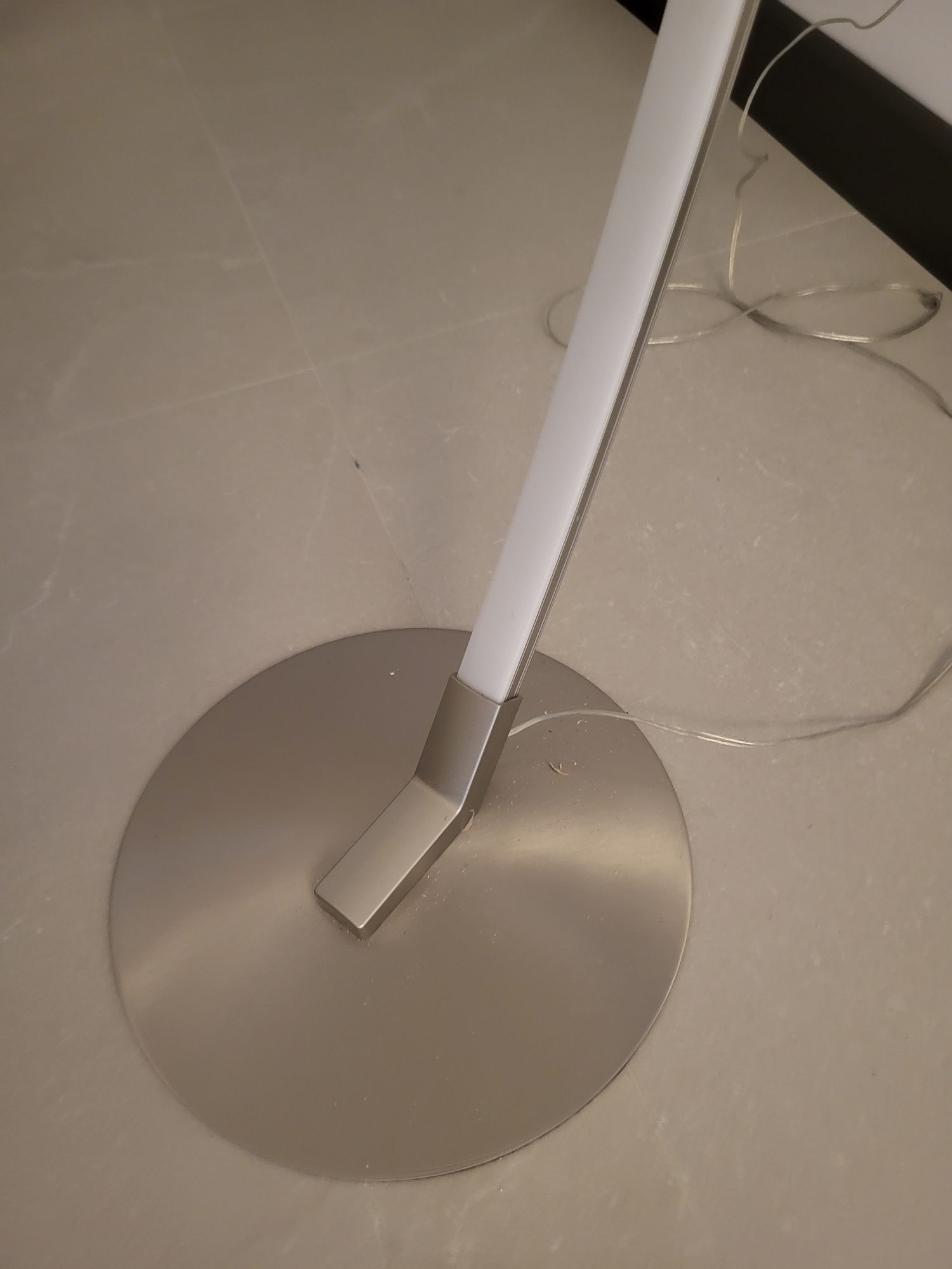 Lampa stojąca led