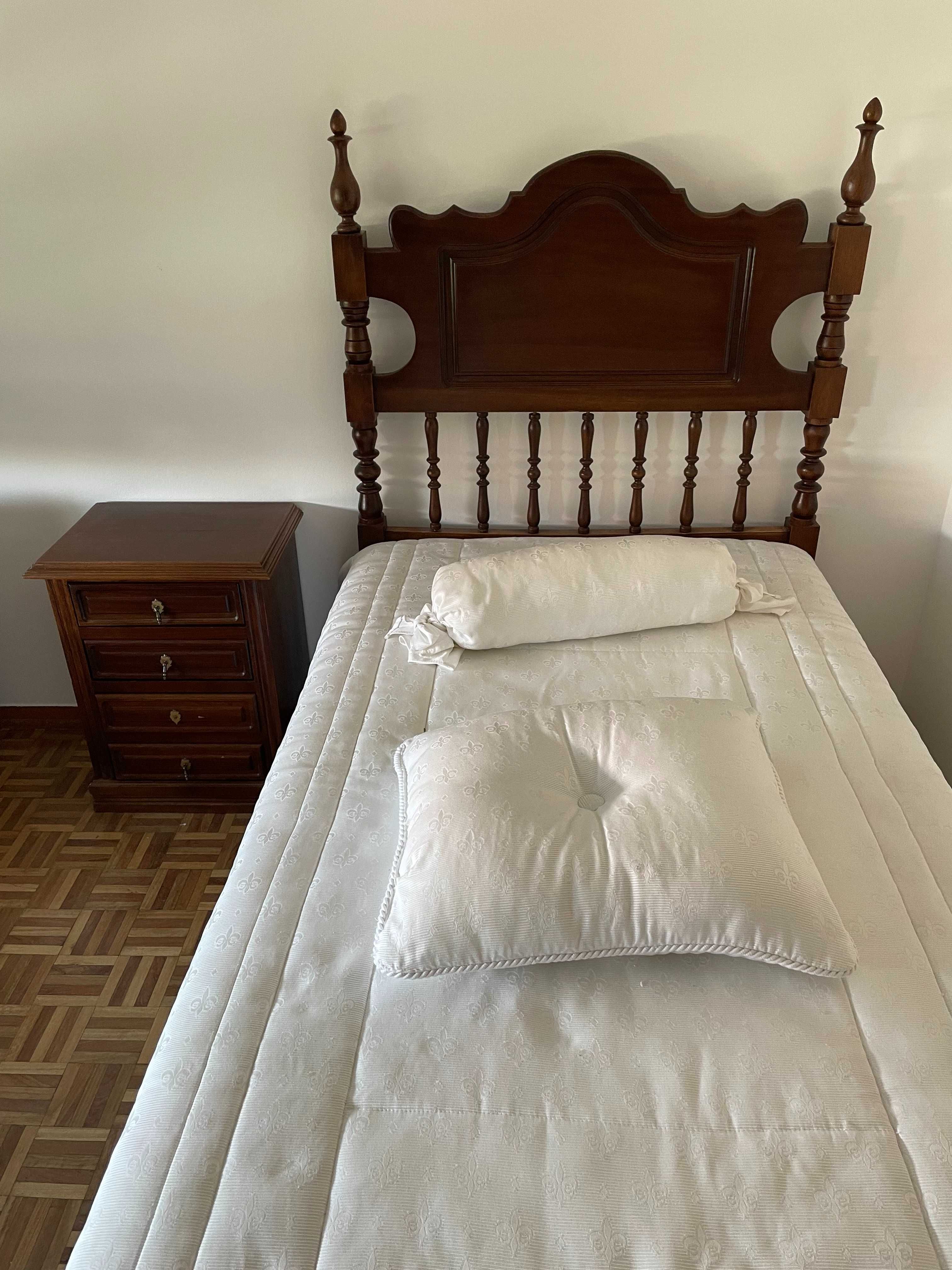 Cama; Colchão; Estrado e Mesa de Cabeceira - SOLTEIRO