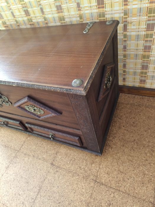 Arca de roupa trabalhada