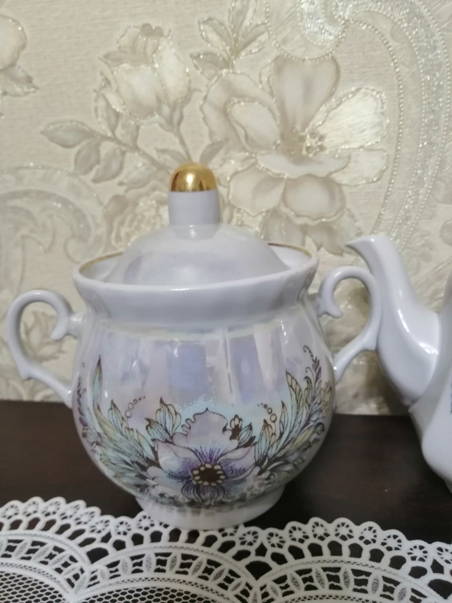 Посуда разная (чайнички, сахарница и пр.)