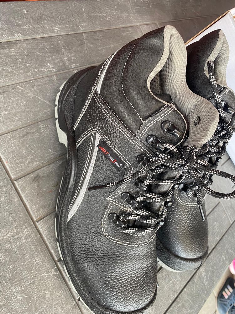 Sprzedam nowe buty robocze nr42