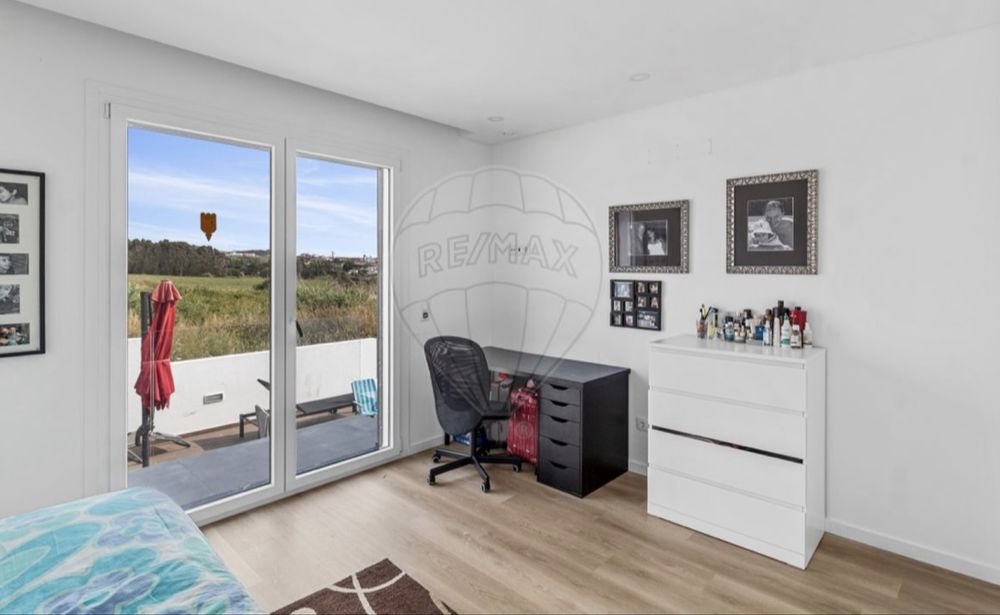 •	Quarto em Casa de Luxo com Piscina – a 15min da Ericeira