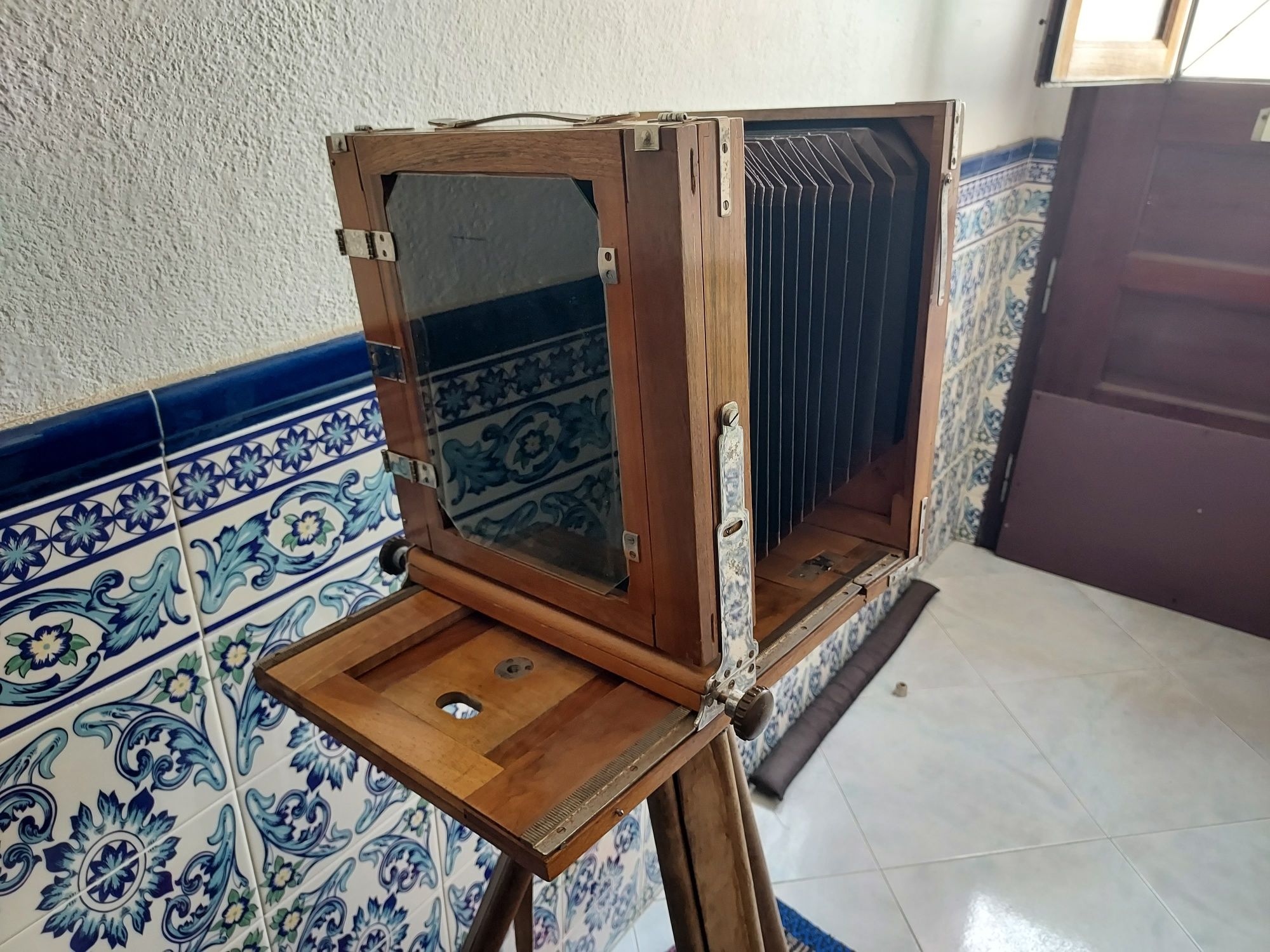 Máquina fotográfica em madeira de fole