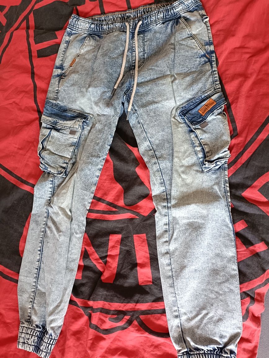 Sprzedam spodnie jeans joggery Cropp rozmiar w32l32 i moro jogery roz.