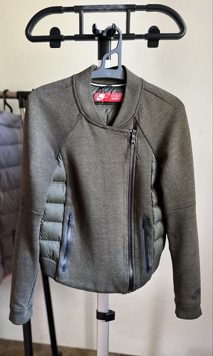 Nike Tech Fleece пуховик бомбер жіночий