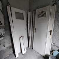 Portas interiores em madeira maciça, pintadas de branco