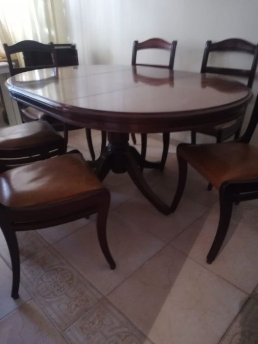 Vendo mesa extensível de raiz de nogueira, com 6 cadeiras estofadas