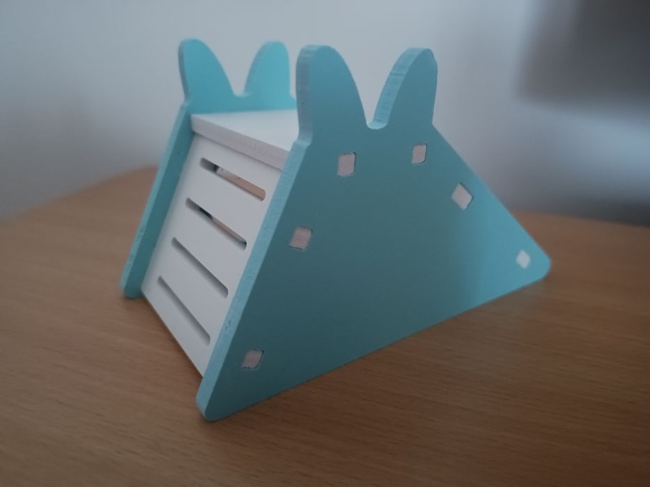 Domek dla chomika dżungarskiego że zjeżdżalnią