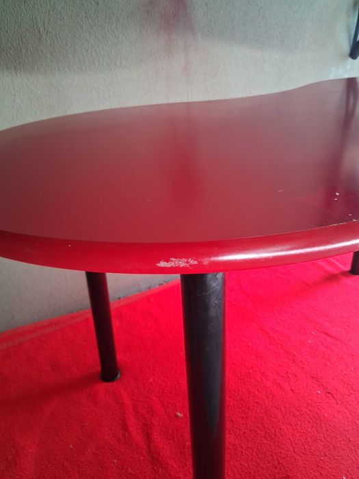 Secretária IKEA vermelha em forma de amendoim