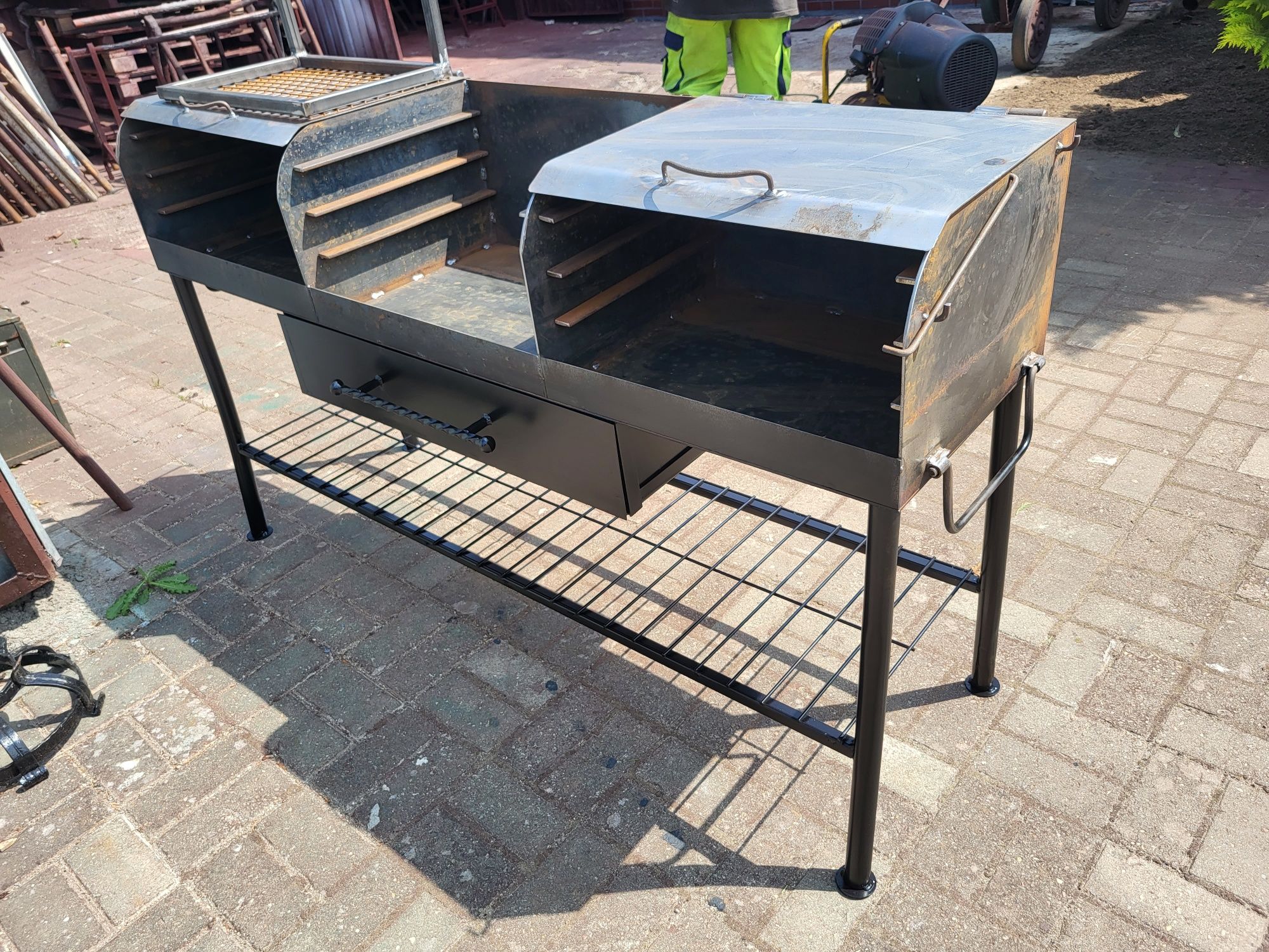 Duży biesiadny cateringowy grill