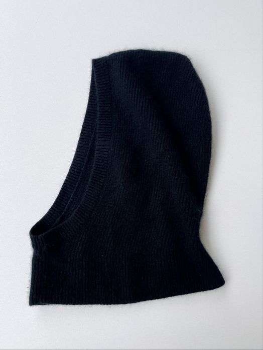 COS Czarna balaclava kaszmir wełna