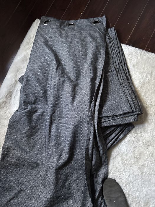 Zaslony grafitowo -czarne