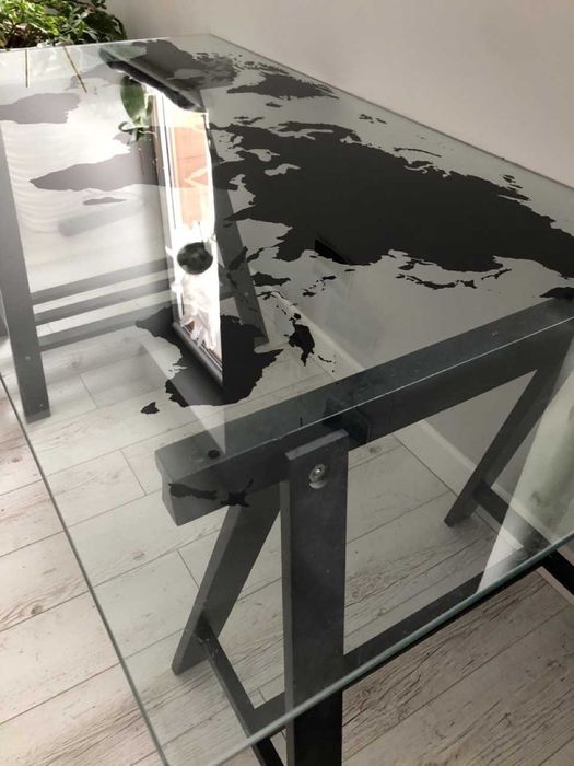 Secretária de vidro com mapa-mundo Ikea TORFINN.