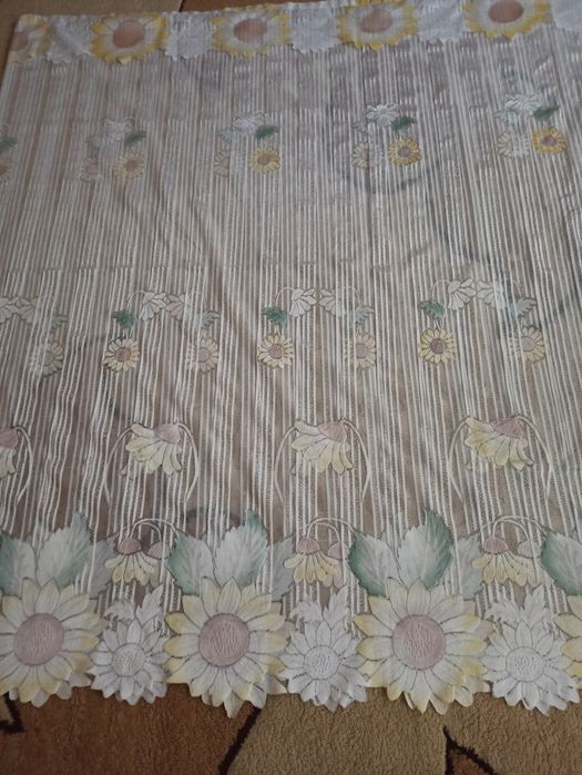 Тюль для кухні з квітковим принтом.