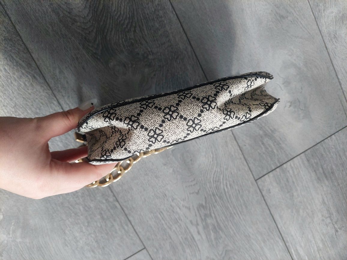 Torebka damska z łańcuszkiem wzorzysta