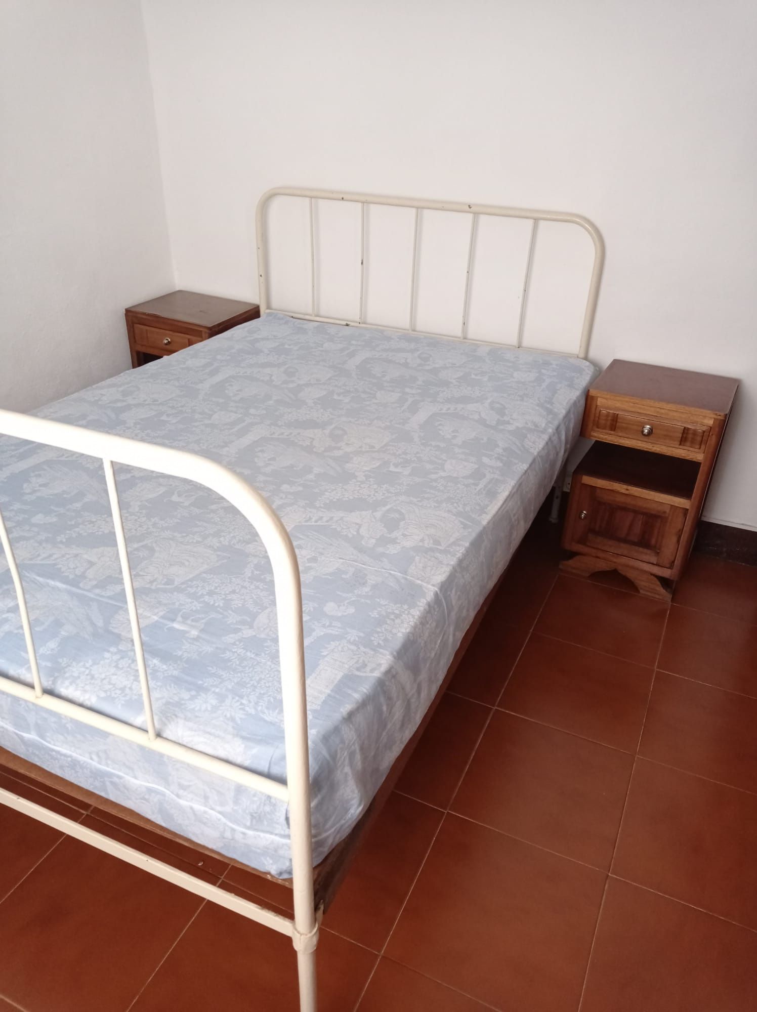 Cama e mesinha de cabeceira