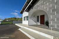 Moradia T3+1 isolada com garagem e anexo - Arrifes - Ponta Delgada