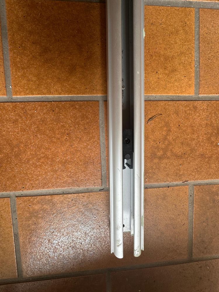 Drzwi przesuwane  z systemem i listwa maskujaca 214 x85