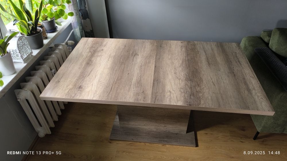 Używany stół do salonu