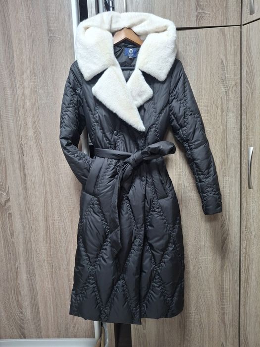 Пальто зимове.білий красивий ворот,який переходить в капюшон