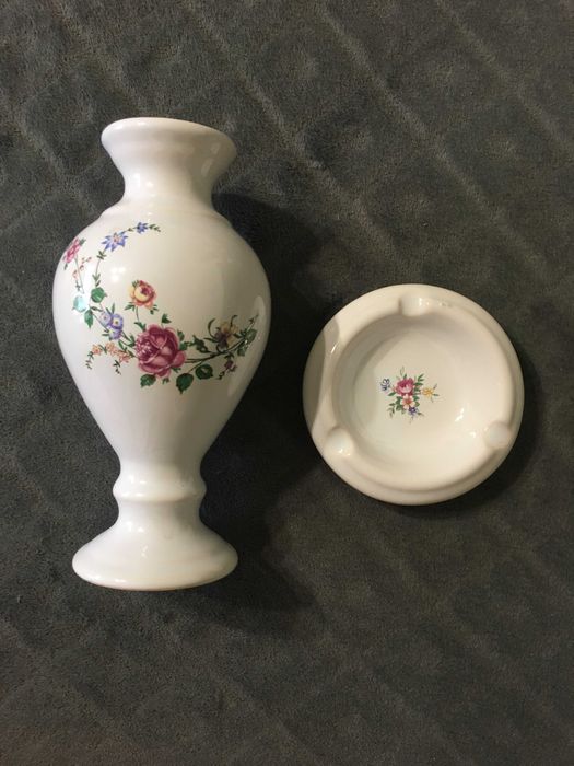 Wazonik z popielniczką porcelanowe