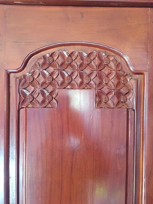 Szafa drewniana - ogromna, rzeźbiona, 213 cm wys. x 227 cm szer.