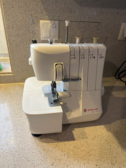Maquina de costura corta e cose Singer