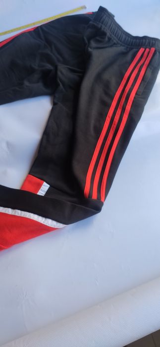 Calças Adidas listas vermelhas S