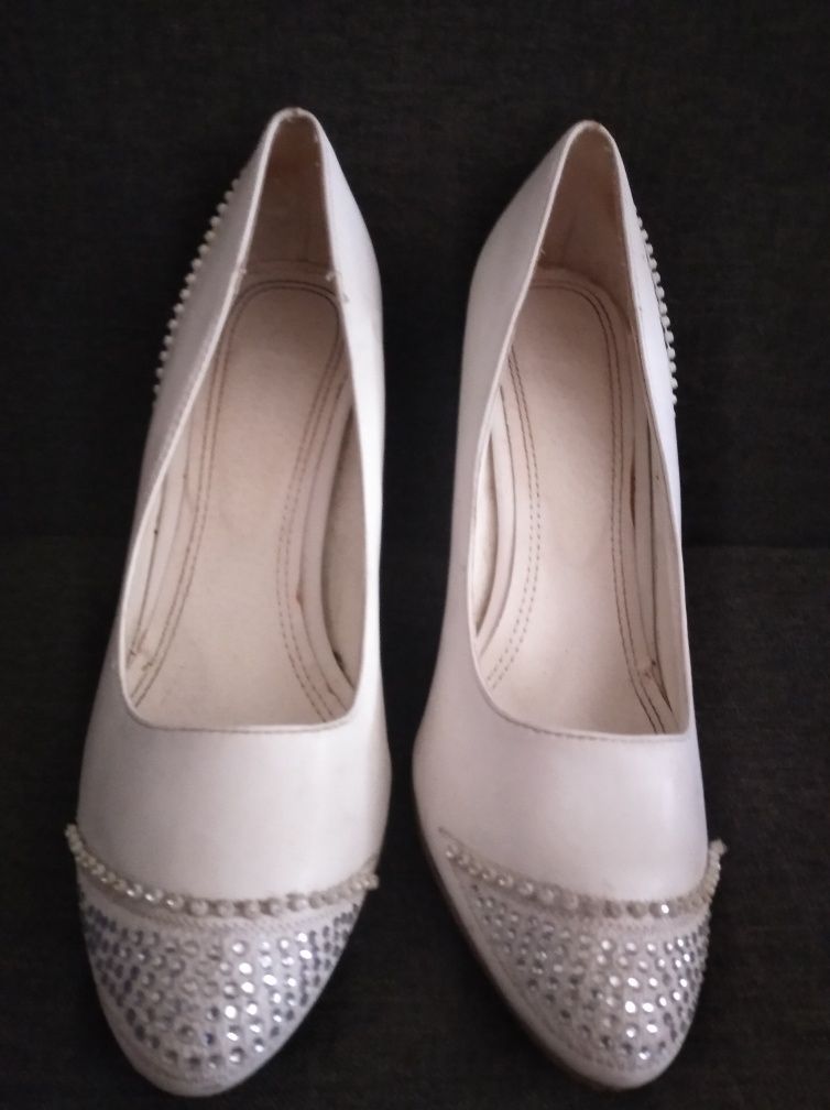 Туфли белые с камнями свадебные