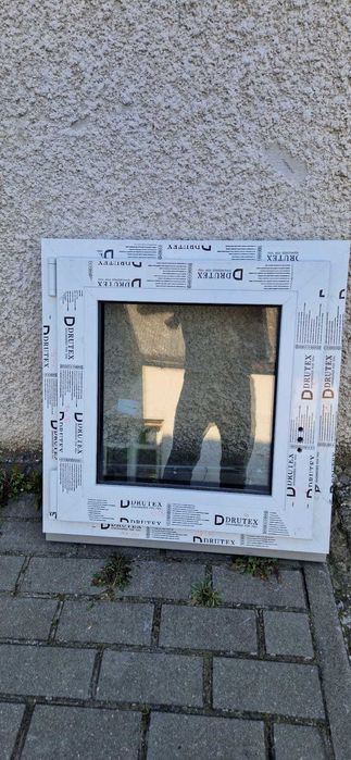 Okno PCV  7-komorowe, 3-szybowe. Orzech zew. wym. 620x640