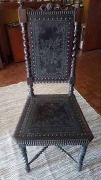 Cadeiras antigas em couro e pregaria
