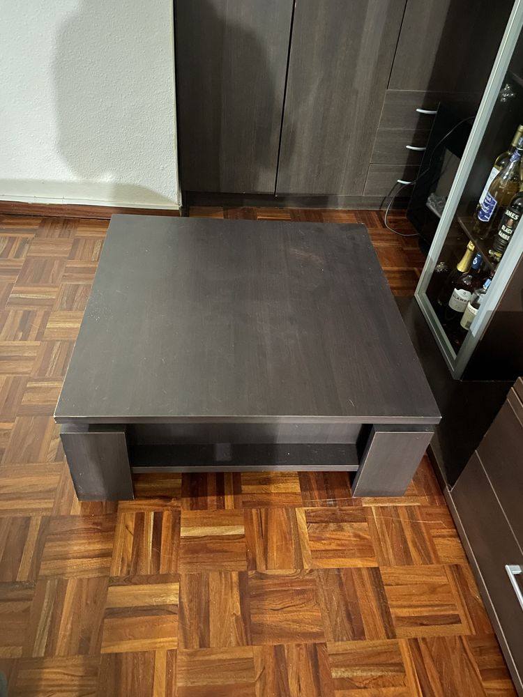 Mesa de centro e cadeira de secretaria