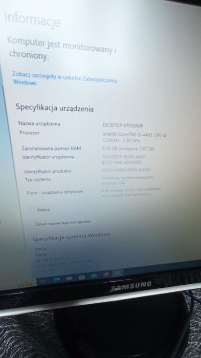 Komputer stacjonarny z monitorem i myszką i klawiaturą