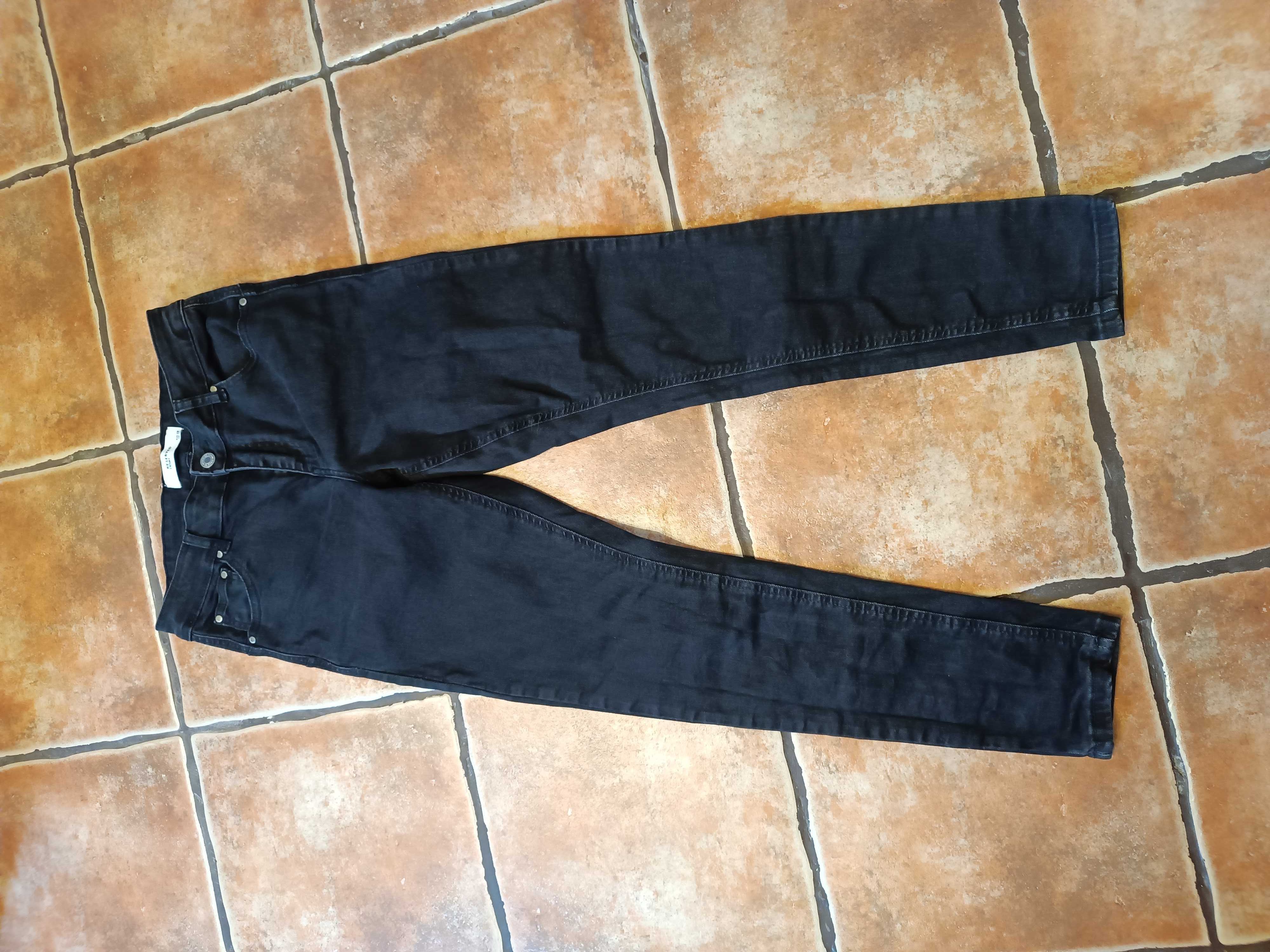 Czarne jeansy push up rurki Reserved slim 36 skinny