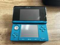 konsola Nintendo 3DS (model 2011) w wersji Aqua Blue.