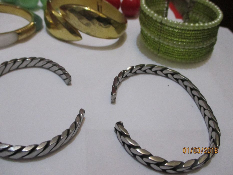 17 pulseiras antigas de vários modelos e de vários materiais