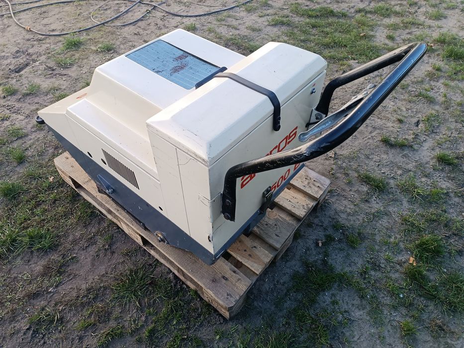 Zamiatarka spalinowa samojezdna zbierająca  amros nie Karcher