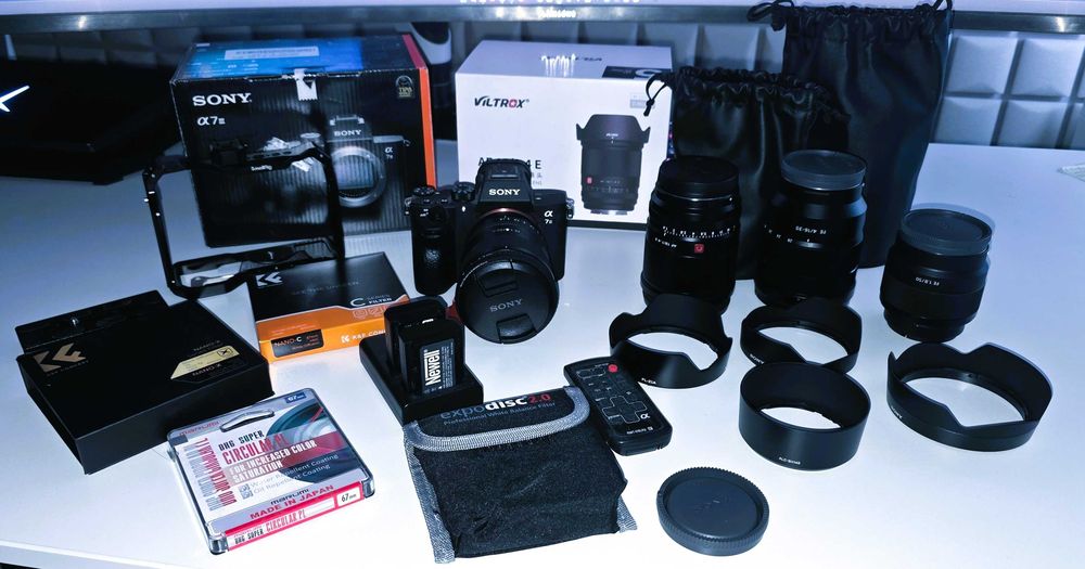 SONY A7 III + 4 obiektywy + klatka + akcesoria – stan IDEALNY