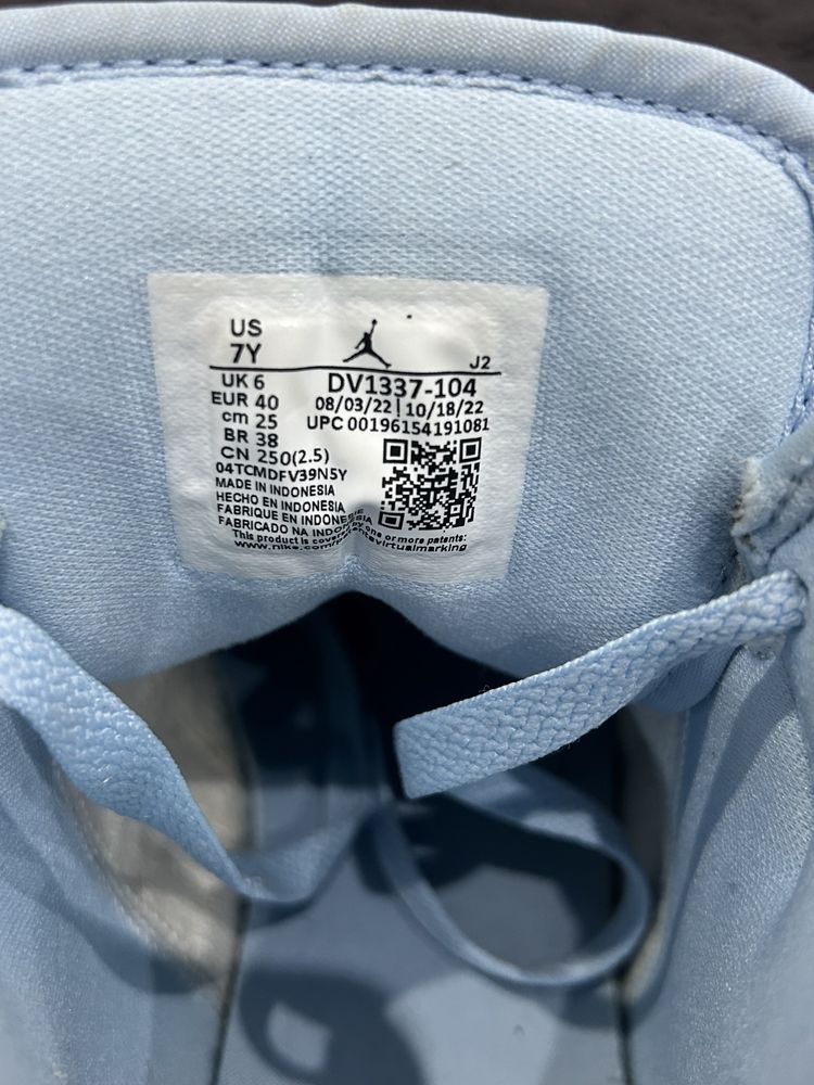 Jordan 1 mid SE Ice Blue