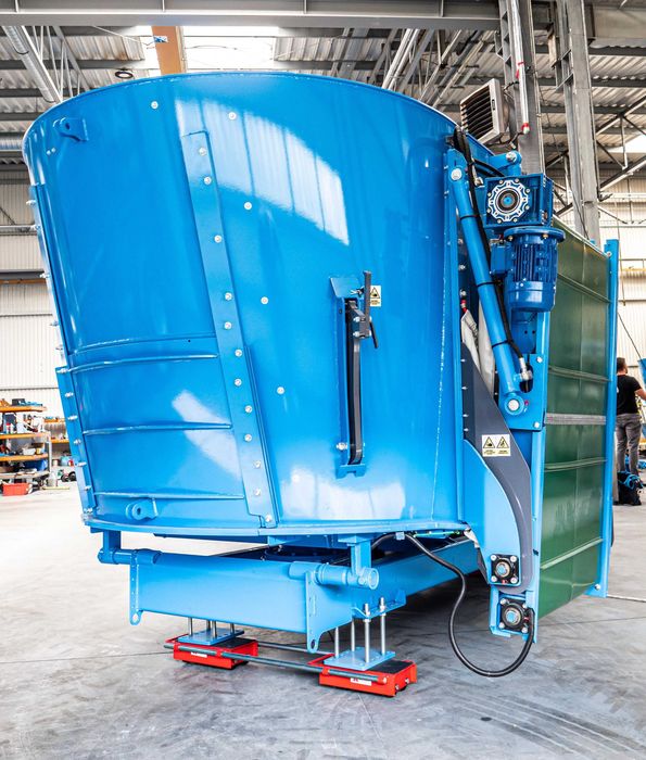 Elektryczny Stacjonarny Wóz Paszowy EUROMILK Rino FX800 HD (8m3)