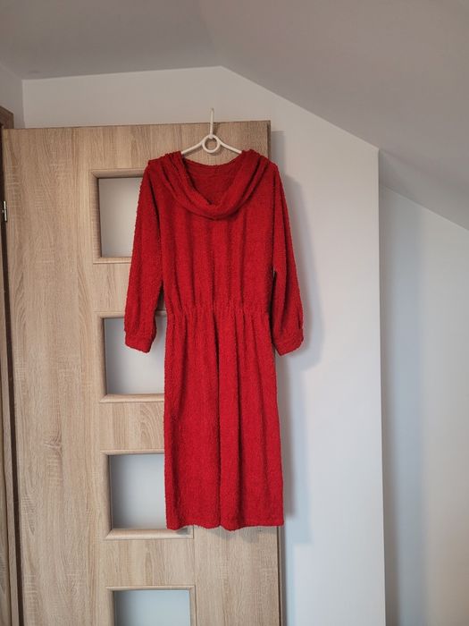 Czerwona sukienka z długim rękawem M/L