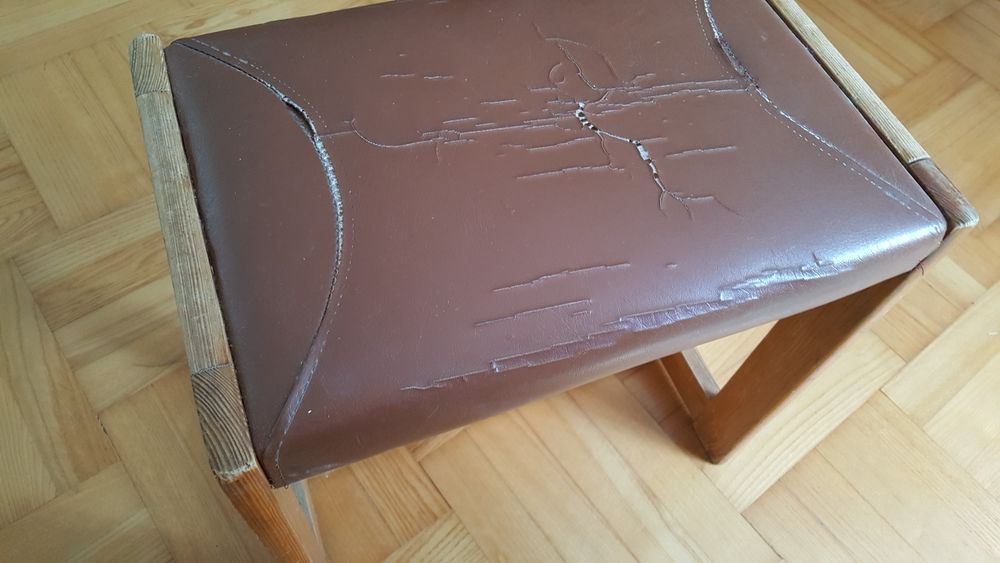 Znany stołek miękki z czasów PRl