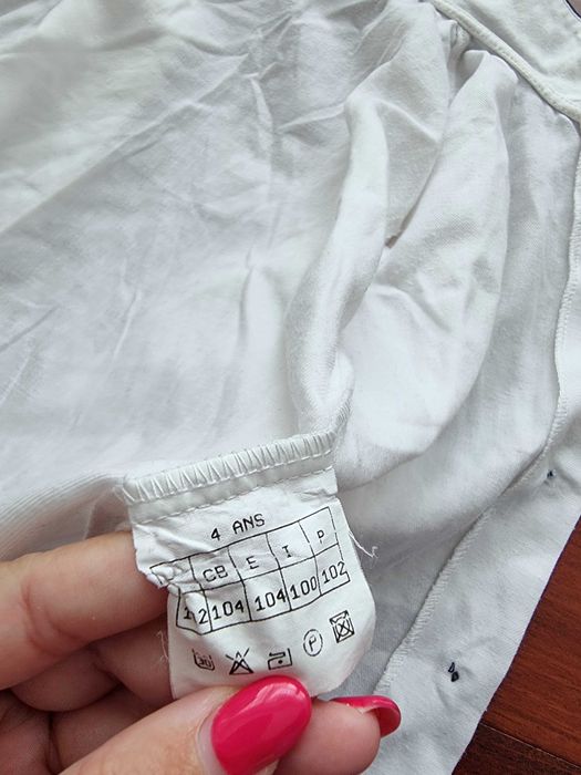 Camisa branca com botões e detalhes azuis escuros, 4 anos